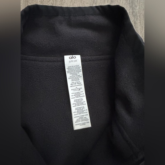 ALO Yoga Black In Motion Vest - Picture 3 of 4